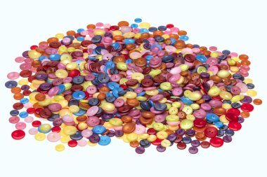 Beyazda izole edilmiş renkli düğmeler 