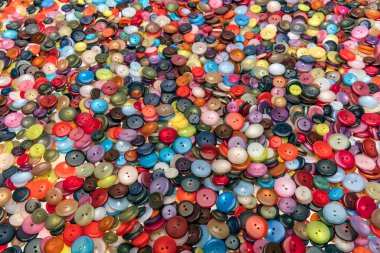 Yerdeki renkli dikiş düğmelerinin yakın görüntüsü