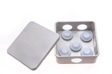 Beyaz arka plan üzerinde izole plastik kutular