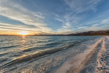 Denizin üzerinde güzel bir gün batımı