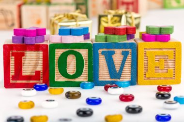 Beyaz arka planda izole edilmiş harfleri olan tahta oyuncak blokları, yakın plan.  