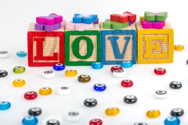 Sevgi sözcüğünün beyaz sırtüstü izole edildiği tahta oyuncak blokları