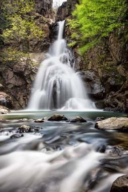Dağlarda güzel bir şelale