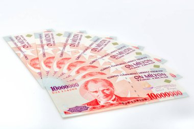 Türk Lirası banknotları beyaz arkaplanda izole edildi