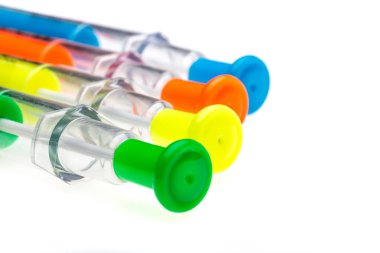 Beyaz arkaplanda izole edilmiş renkli işaretler kümesi