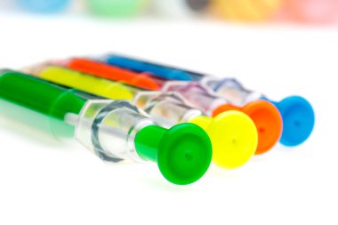 Beyaz arkaplanda izole edilmiş renkli işaretler kümesi