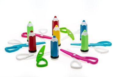 Okul malzemeleri kalem şeklinde, beyaz arkaplan üzerinde kir var.