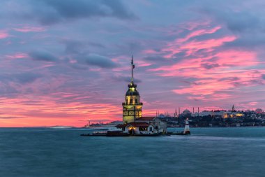 İstanbul Tarihi Yarımadası ve Gece Bakire Kulesi.