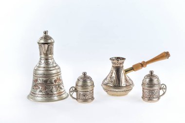 Geleneksel Türk kahve makineleri beyaz arka planda izole edilmiş 