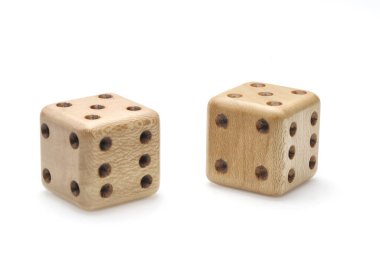 Beyaz bagette bir çift tahta zar..