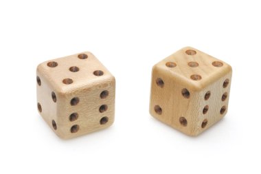 Beyaz bagette bir çift tahta zar..