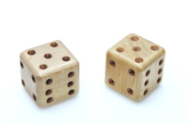 Beyaz bagette bir çift tahta zar..