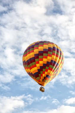 Gökyüzünde uçuşan renkli sıcak hava balonu