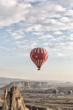 Dağların üzerinden güzel bir gün doğumu, seyahat