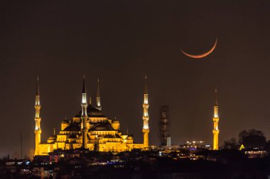 İstanbul, Türkiye: Ayasofya camisi Bizans mimarisinin dünyaca ünlü anıtı. Hilal kaplı Aziz Sophia Katedrali manzarası 