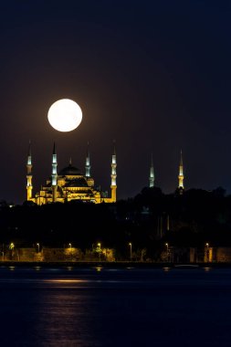 Ayasofya 'nın üzerindeki dolunay resmi olarak İstanbul, Türkiye' deki Ayasofya Büyük Camii..