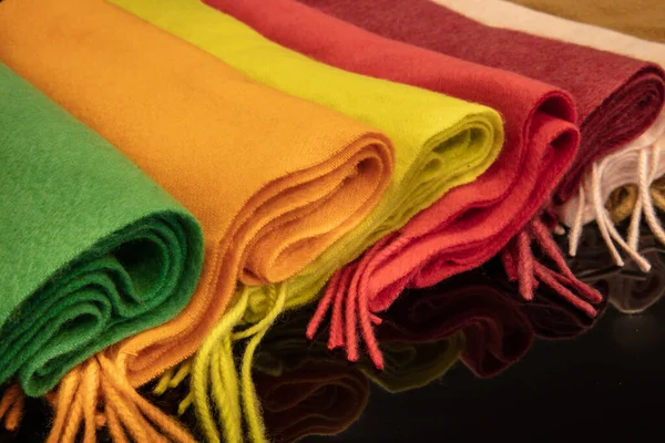 Bufandas Lana Cachemira Envolturas Con Líneas Decoración Cuadrada Puesto Mercado —  Fotos de Stock