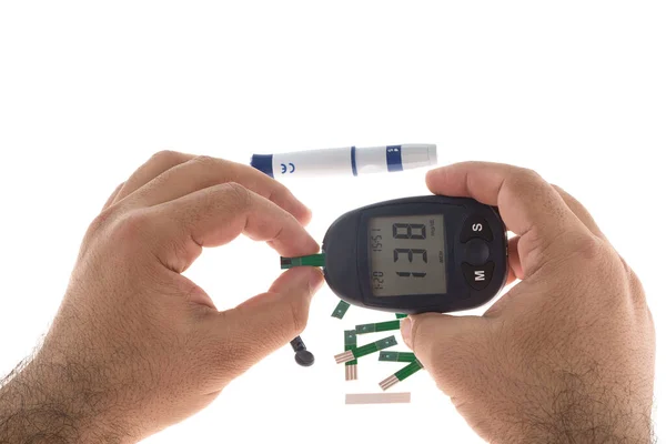 糖尿病 医疗保健和人的概念 通过糖量计和家用检测条来密切检查人的血糖水平 — 图库照片