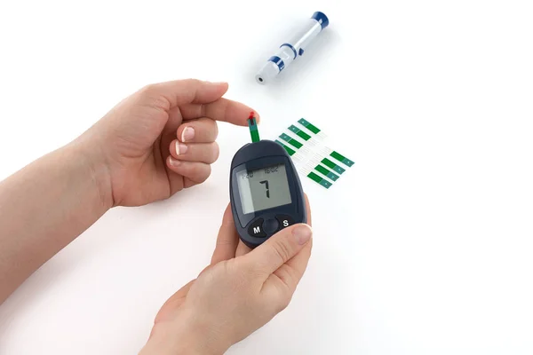妇女用葡萄糖测定仪检测高血糖的特写 胰岛素糖和注射器 监测白色背景下分离出的糖尿病 — 图库照片