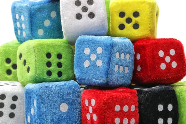 五彩缤纷的骰子 蓝色和紫色骰子 白色地板上的彩色骰子 — 图库照片