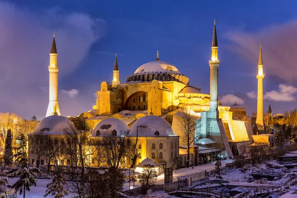 伊斯坦布尔的Hagia Sophia世界著名的拜占庭建筑纪念碑 日落时的圣索菲亚大教堂景观 — 图库照片