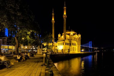 İstanbul, Türkiye, 23 Ekim 2019: Ortakoy Camii 'nin gece manzarası