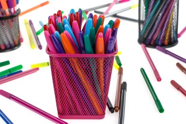 Beyaz arkaplana izole edilmiş tükenmez kalemle ofis çömleği.