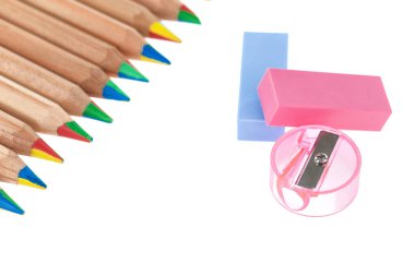 beyaz arkaplanda renkli kalemler ve kalemler