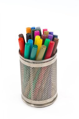 Beyaz arkaplanda izole edilmiş plastik bir kutuda renkli kalemler