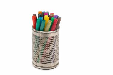 Beyaz arkaplanda renkli kalemler