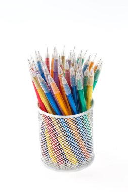 Beyaz arka planda izole edilmiş cam kavanozdaki renkli kalemler.