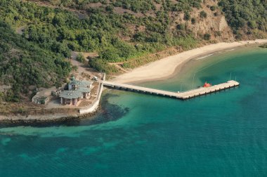 Deniz manzarası ve Akdeniz kıyısı adası.