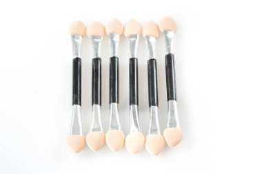 Beyaz arkaplanda makyaj fırçası ve fırça seti
