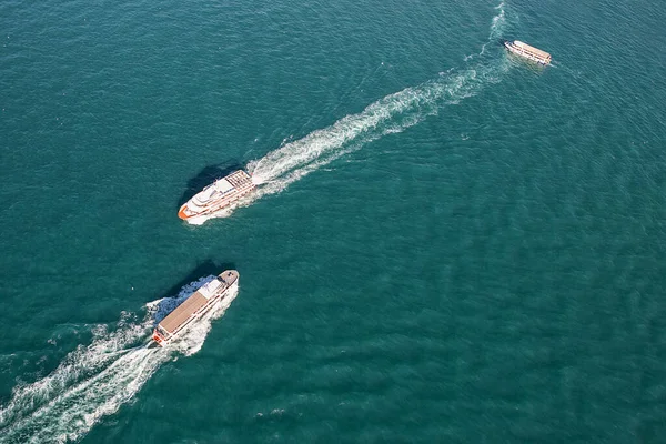 Εναέρια Άποψη Των Ferry Boats Στη Θάλασσα — Φωτογραφία Αρχείου