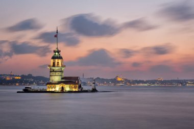 Siyah yağmur bulutlarının arkasındaki Bakire Kulesi. İstanbul, Türkiye.