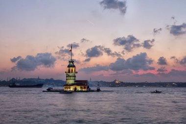 Siyah yağmur bulutlarının arkasındaki Bakire Kulesi. İstanbul, Türkiye.