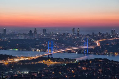 Boğaz köprüsü uzun süre açık kalacak. İstanbul, Türkiye.
