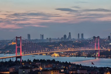 Boğaz köprüsü uzun süre açık kalacak. İstanbul, Türkiye.