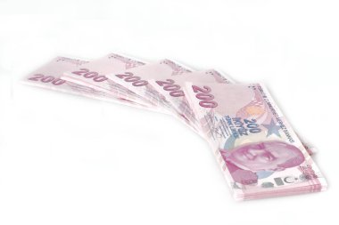 Beyaz arkaplanda 200 Türk lirası izole edilmiş.