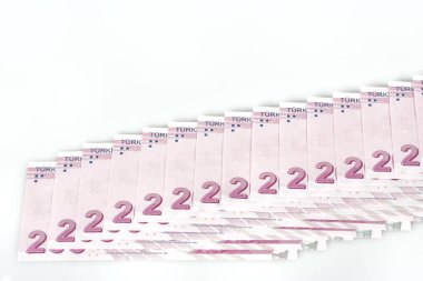 Beyaz arkaplanda 200 Türk lirası izole edilmiş.