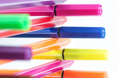 Beyaz arkaplana çizmek için renkli işaretler