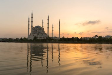 Sabancı Merkez Camii veya Sabancı Merkez, Seyhan Nehri kıyısında, Türkiye 'nin Adana kentinde yer alan bir camidir..