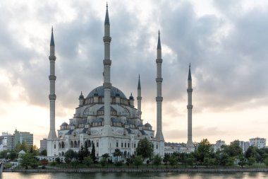 Sabancı Merkez Camii veya Sabancı Merkez, Seyhan Nehri kıyısında, Türkiye 'nin Adana kentinde yer alan bir camidir..