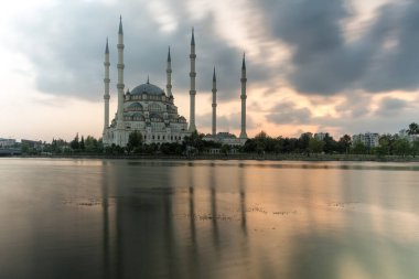 Sabancı Merkez Camii veya Sabancı Merkez, Seyhan Nehri kıyısında, Türkiye 'nin Adana kentinde yer alan bir camidir..