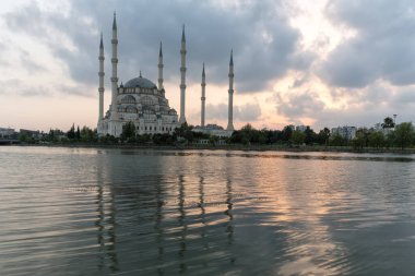Sabancı Merkez Camii veya Sabancı Merkez, Seyhan Nehri kıyısında, Türkiye 'nin Adana kentinde yer alan bir camidir..