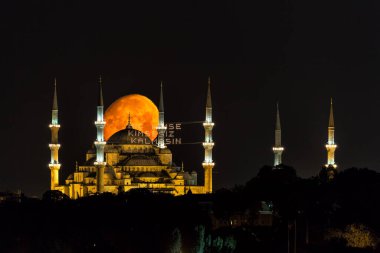 Ayasofya 'nın üzerindeki dolunay resmi olarak İstanbul, Türkiye' deki Ayasofya Büyük Camii..