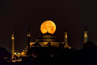 Ayasofya 'nın üzerindeki dolunay resmi olarak İstanbul, Türkiye' deki Ayasofya Büyük Camii..