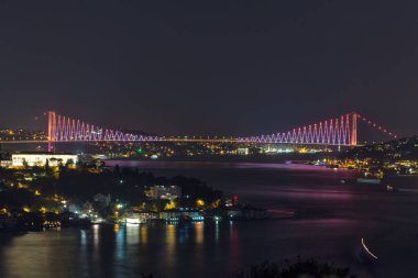 Aydınlatılmış Boğaz Köprüsü, İstanbul, Türkiye
