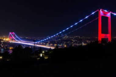 Aydınlatılmış Boğaz Köprüsü, İstanbul, Türkiye