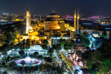 Türkiye 'nin İstanbul kentindeki Ayasofya Camii yakınlarındaki meydanda bulunan çeşme. 